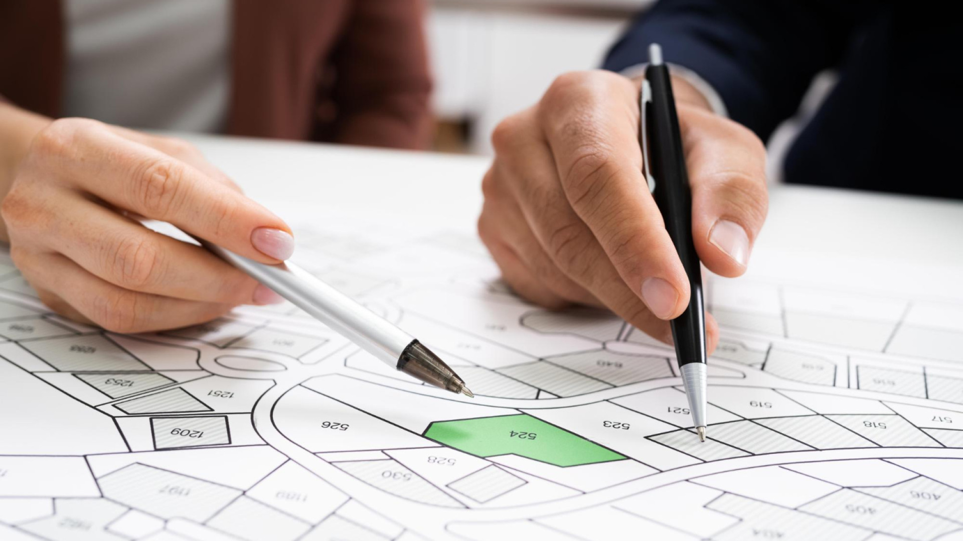 Comment utiliser le cadastre en ligne pour localiser une parcelle et connaître son propriétaire ?